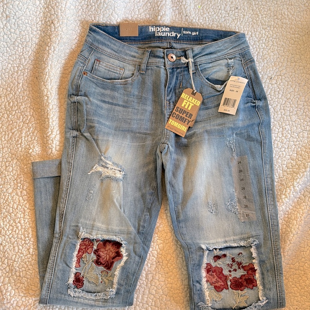 NWT Hippie Laundry capri floral embroidered 26